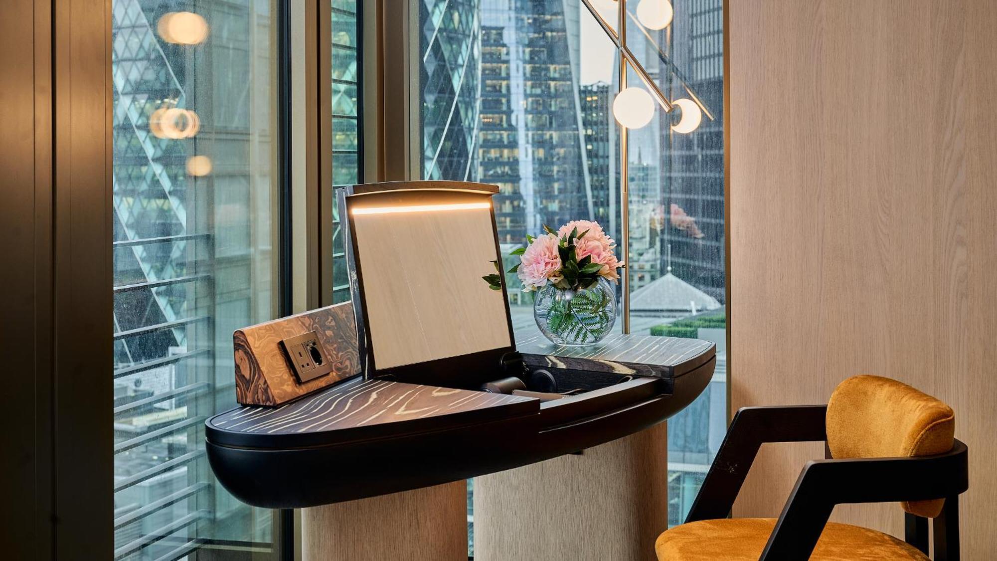 Pan Pacific London Hotel Kültér fotó The Concierge Desk at The Hari